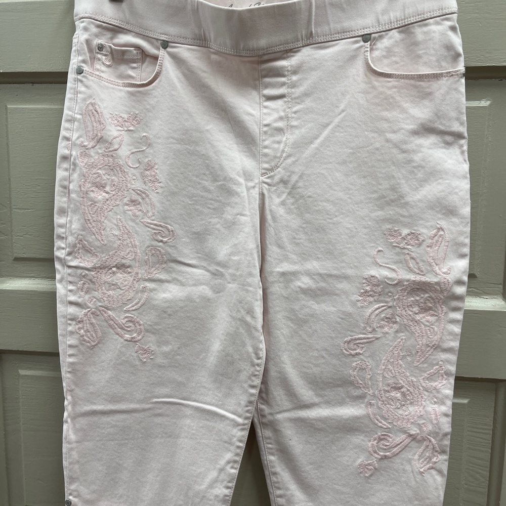 NWOT Pink Gloria Vanderbilt Capris w/Embroidery